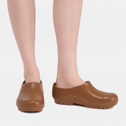 Italian Garden Clogs in Caramel